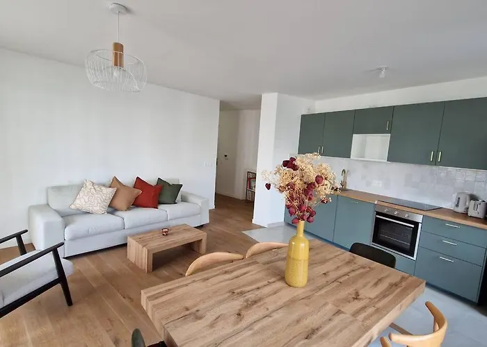 Chic & Spacious 3-Bedroom With Balcony