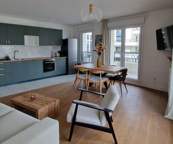 Chic & Spacious 3-Bedroom With Balcony