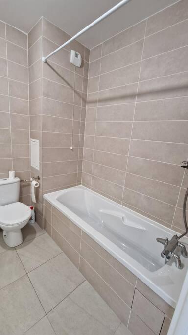 Appartement Chic & Spacious 3-bedroom With Balcony