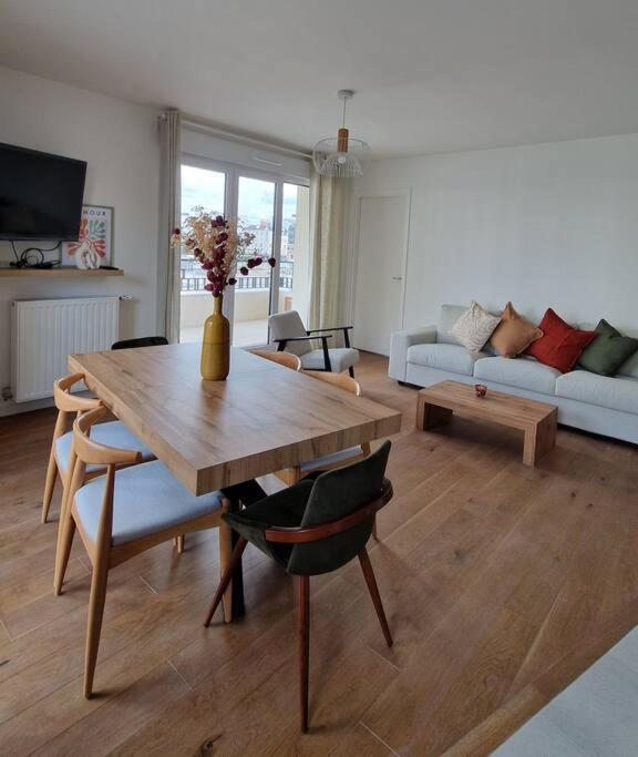 Chic & Spacious 3-bedroom With Balcony